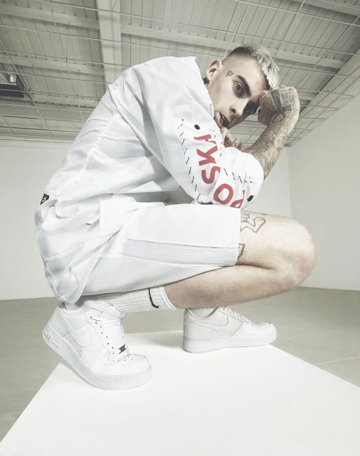 Znalazły się w niej nowe Nike Mariah Flyknit Racer, a także kultowe modele Air Force 1, Cortez, Huarache i Air Max 90. Znalazły się w niej nowe Nike Mariah Flyknit Racer, a także kultowe modele Air Force 1, Cortez, Huarache i Air Max 90.