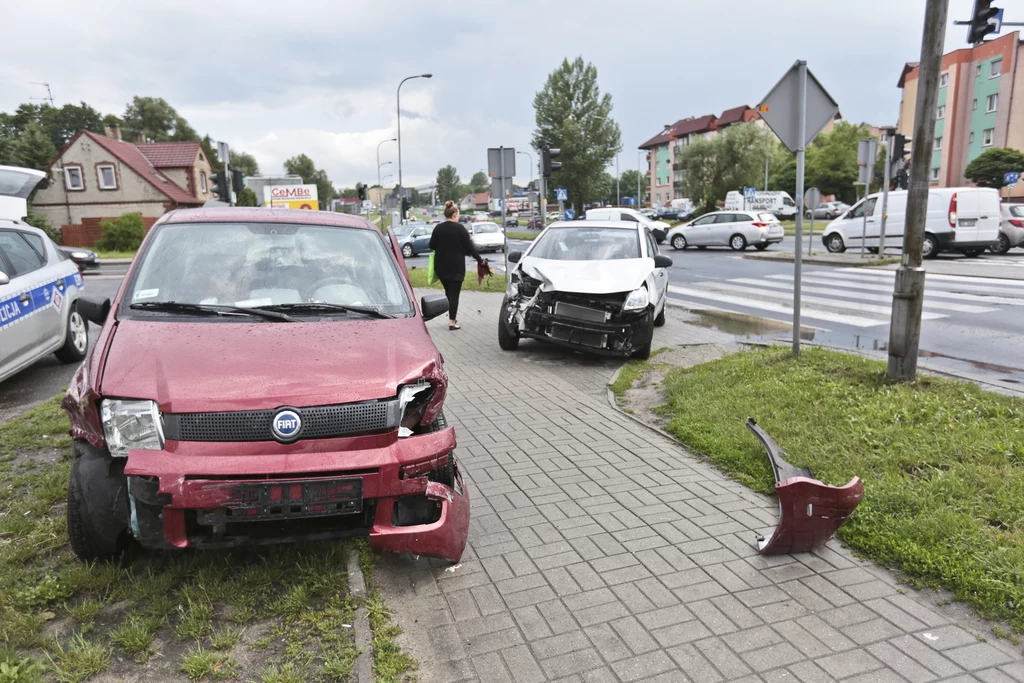 Na dług wobec ubezpieczycieli składają się między innymi sytuacje, w których sprawca wypadku nie miał wykupionego OC i musi zwrócić wypłacone odszkodowania