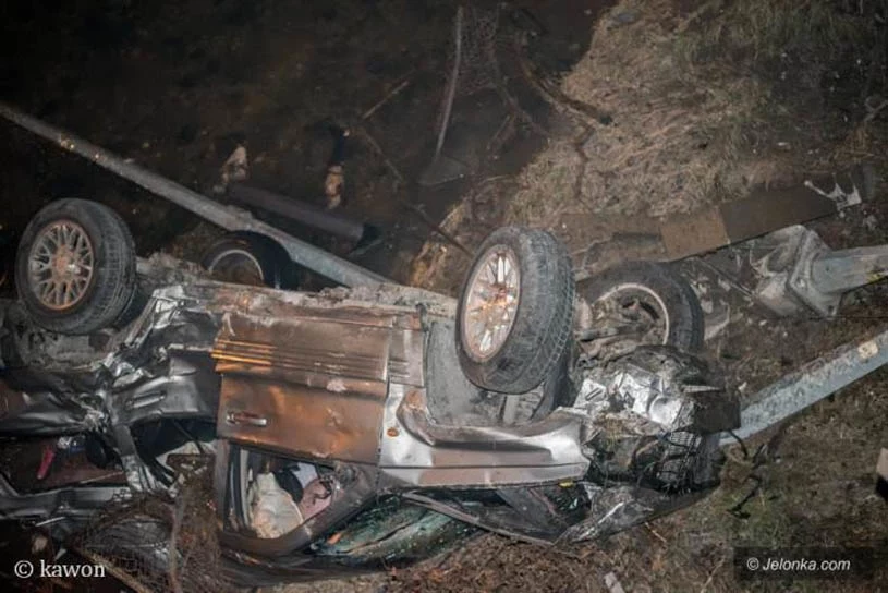 Auto zjechało na chodnik i uderzyło w dwie nastolatki idące chodnikiem