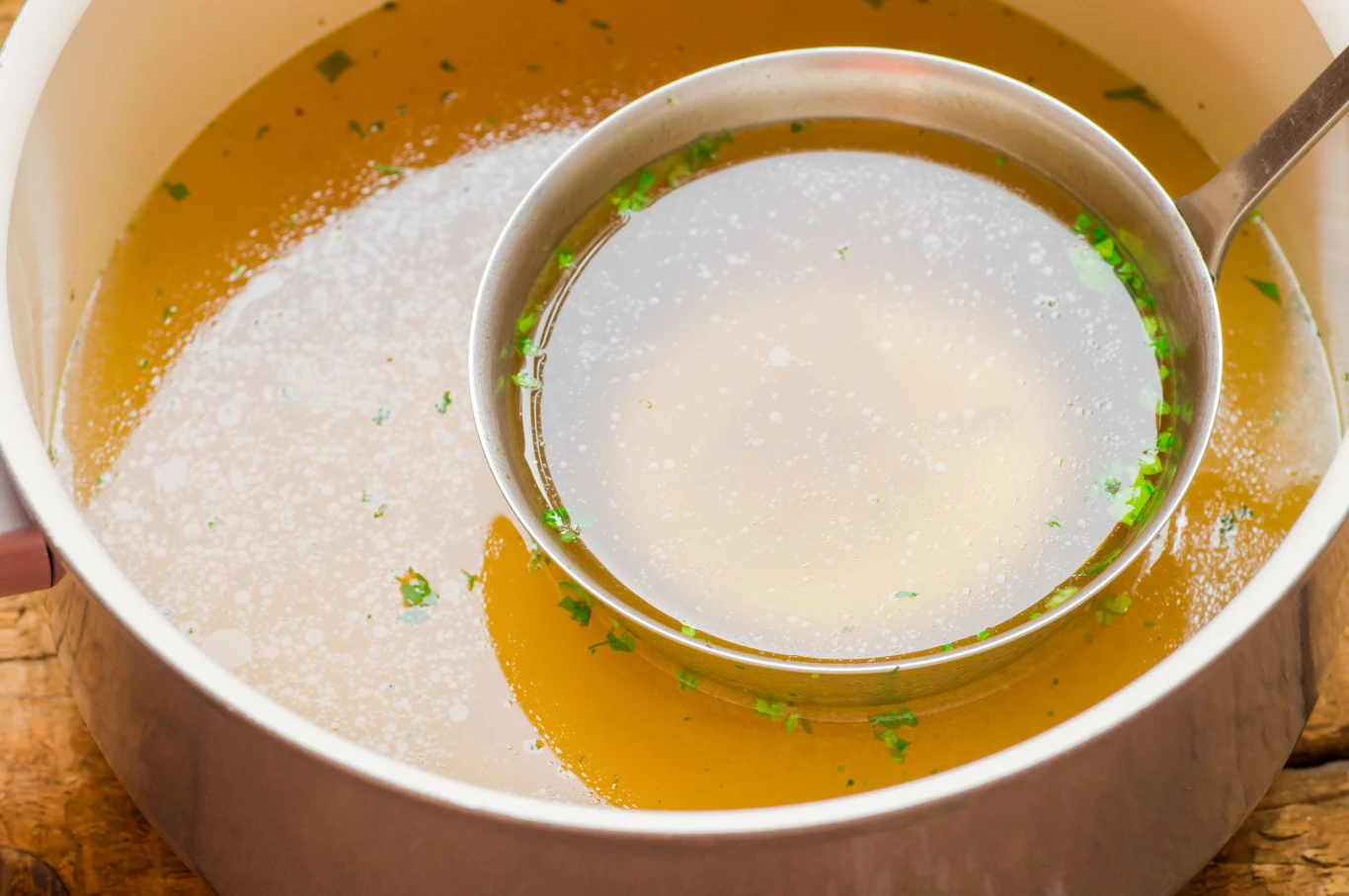 Duszenie mięsa w bulionie przekłada się na kruchość, delikatność oraz finalny smak potrawy. 