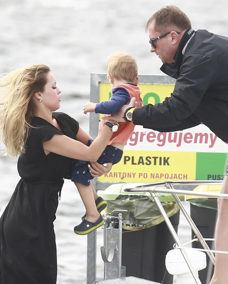 Mąż Julii nie jest zachwycony nową znajomością żony, czemu dał wyraz w mediach społecznościowych: To co jest najbardziej żenujące, to udział mojego syna w tej operze mydlanej - napisał na Facebooku Mąż Julii nie jest zachwycony nową znajomością żony, czemu dał wyraz w mediach społecznościowych: To co jest najbardziej żenujące, to udział mojego syna w tej operze mydlanej - napisał na Facebooku