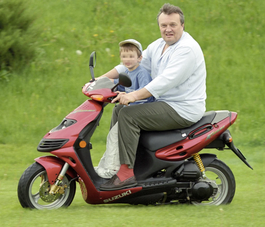 Krzysztof Cugowski z najmłodszym synem, 2002 r.