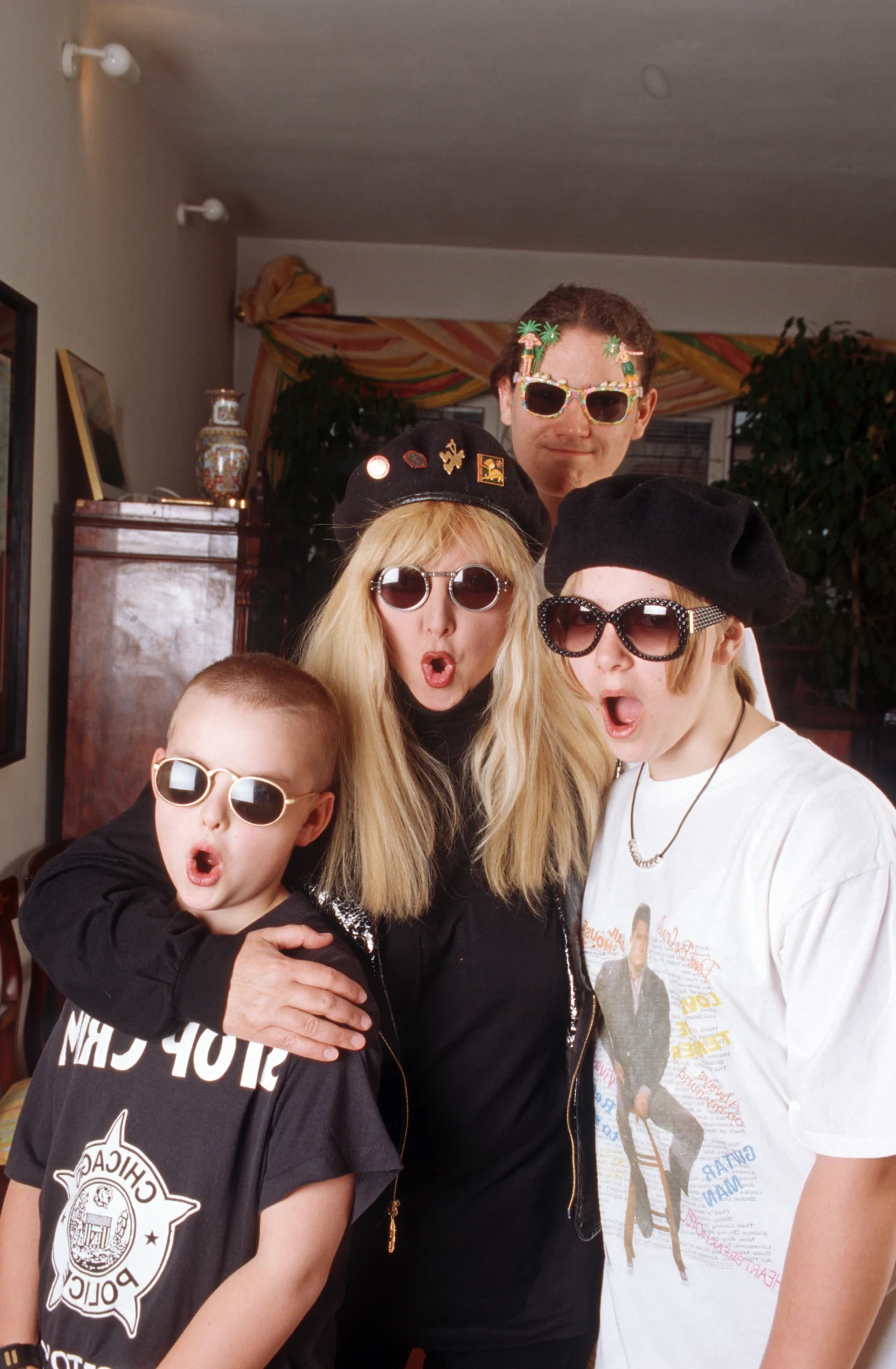 Maryla Rodowicz z dziećmi, 1996 r. Maryla Rodowicz z dziećmi, 1996 r.