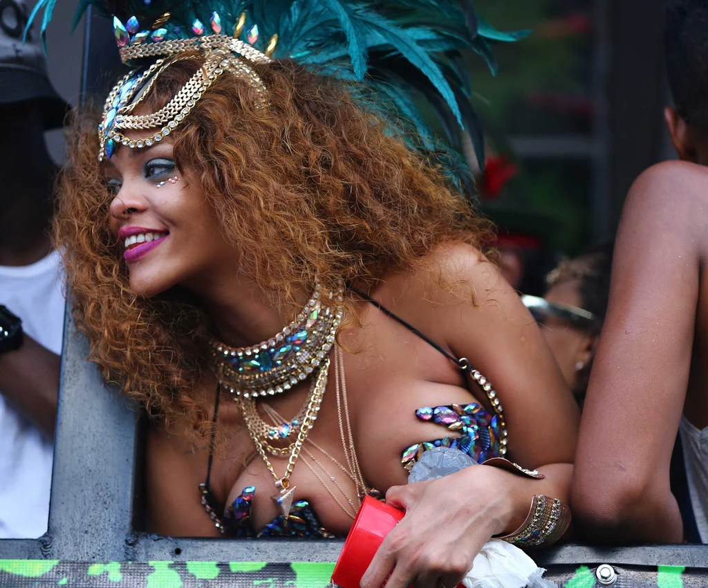 Rihanna nie stroni od skąpych strojów 