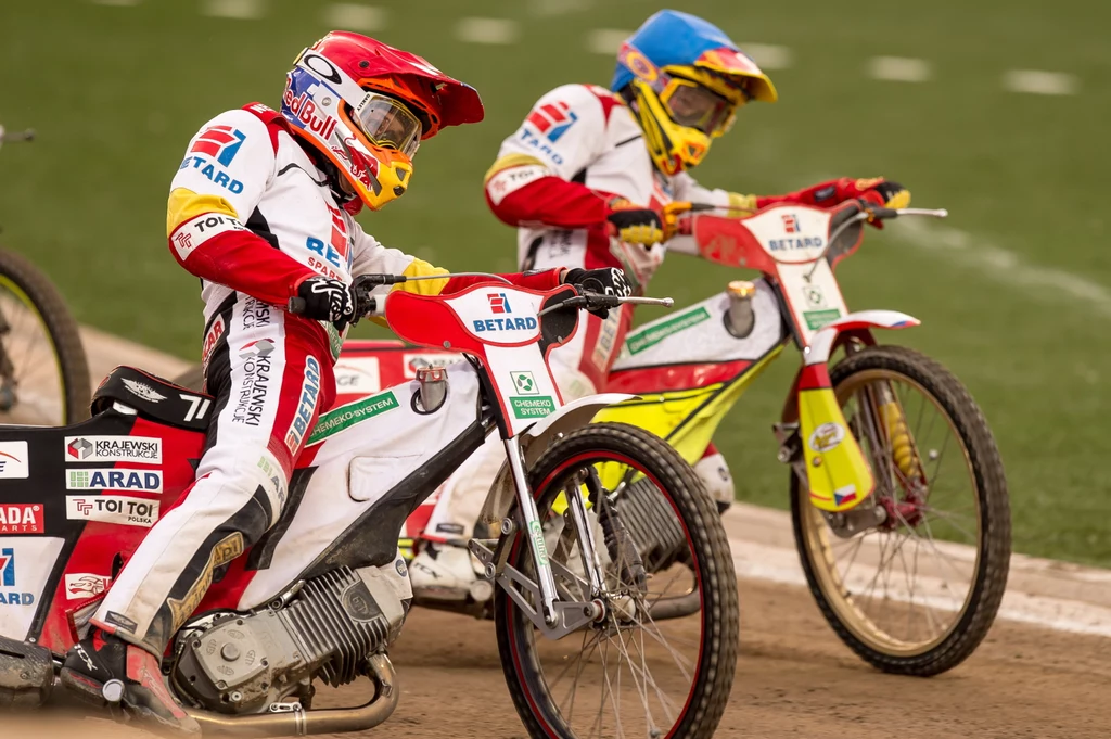 Maciej Janowski (L) podczas jednego z biegów w meczu Ekstraligi żużlowej 