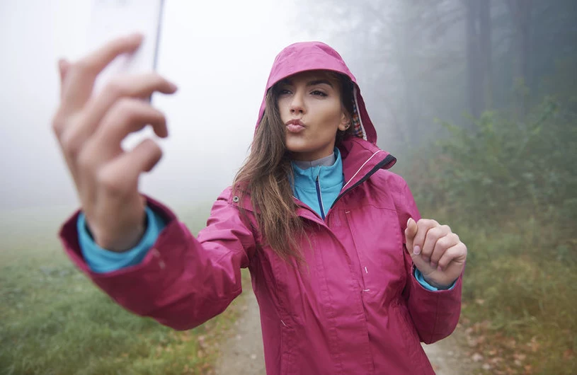 Młodsze dzieci często naśladują swoich rodziców. Również w robieniu selfie