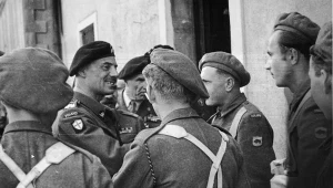 Generał Władysław Anders rozmawia z żołnierzami 5 Kresowej Dywizji Piechoty.