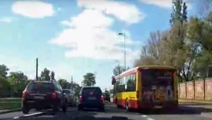 Kierowca Mercedesa klasy A za wszelką cenę nie chciał wpuścić przed siebie autobusu