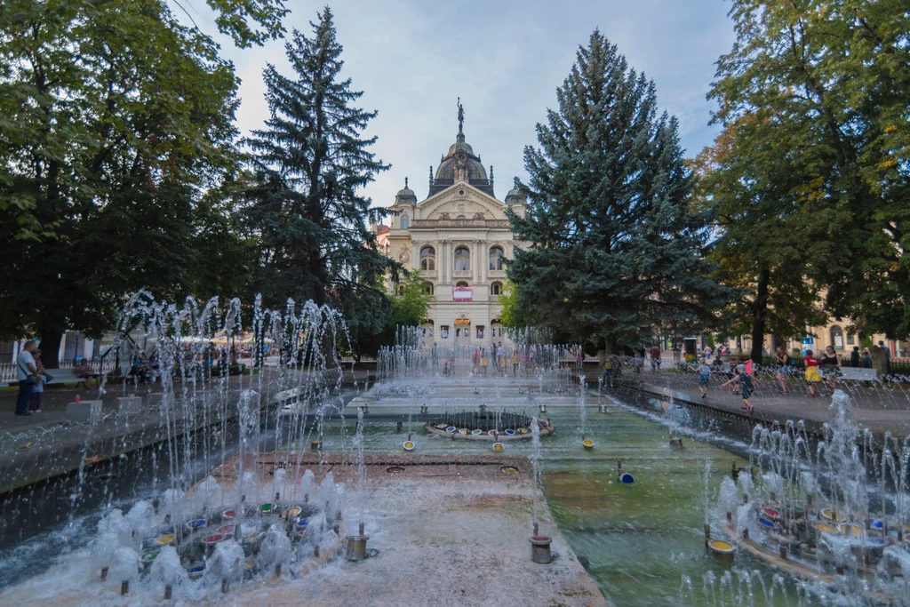 Koszyce, główny plac wieczorem w lecie.