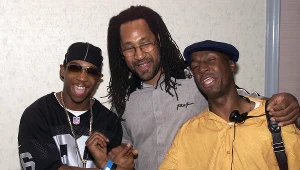 DJ Kool Herc (w środku) uznawany jest za jednego z pionierów hip hopu