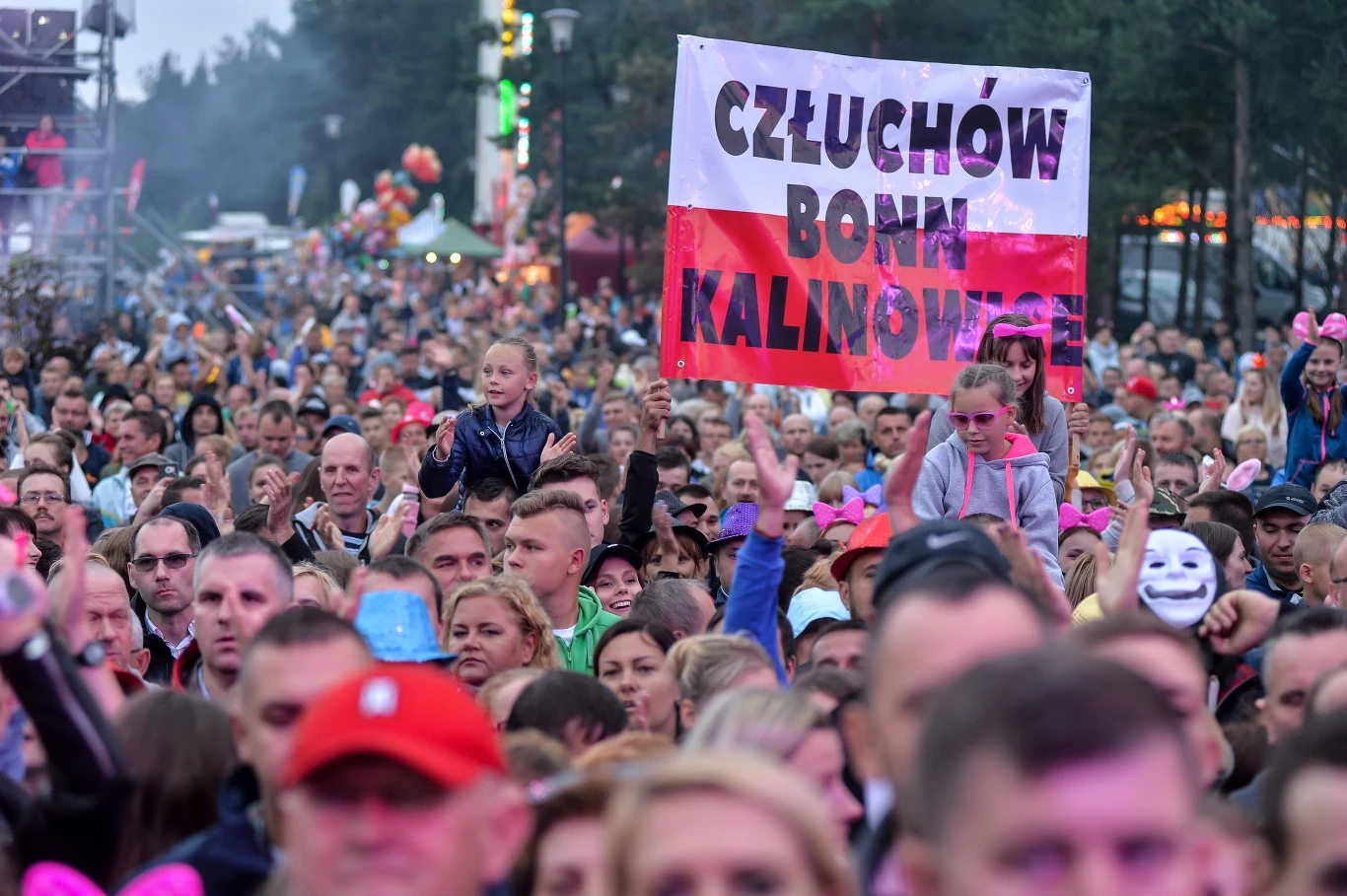 Wykonawców oklaskiwała wielotysięczna publiczność.