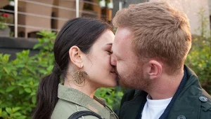 Później wraz z dziennikarką Dominiką (Anna Maria Jarosik) pójdą na piwo, by uczcić premię, jaką dał im Smolny (Łukasz Konopka). Podchmieleni zaczną się całować