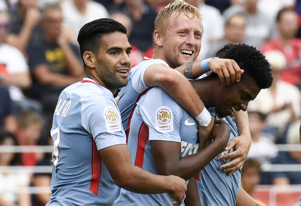 Kamil Glik (w środku) z kolegami z drużyny