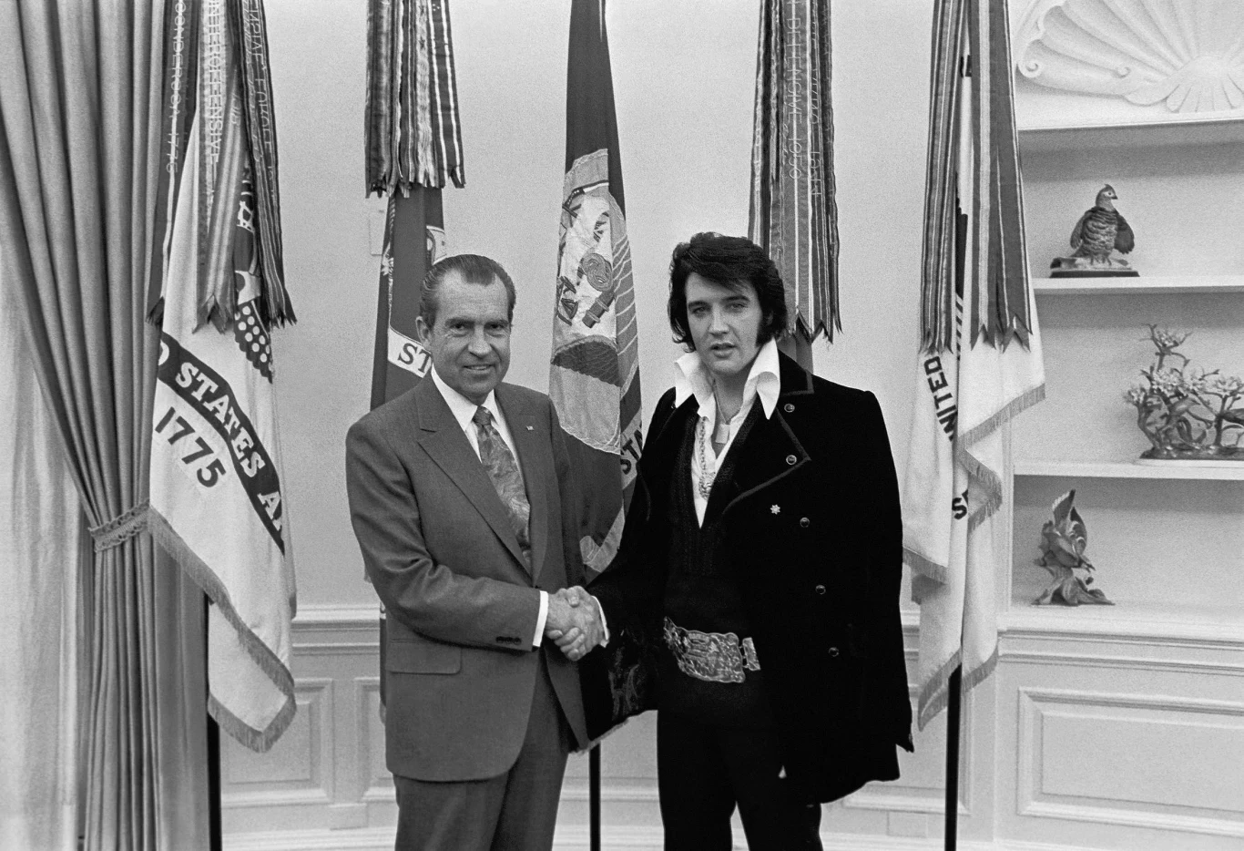 Elvis Presley podczas spotkania z Richardem Nixonem w 1970 roku. "Król" w tamtym czasie prosił prezydenta o włączenia go do DEA