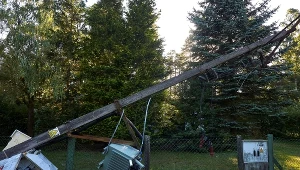 Zerwana linia średniego napięcia w miejscowości Sierakowice na Pomorzu