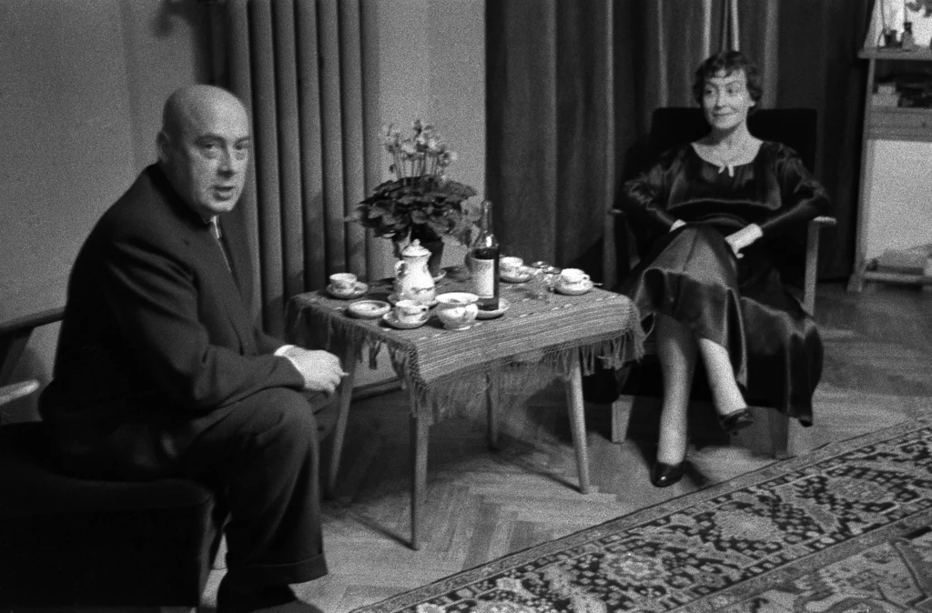 Warszawa 1955-57. Premier Józef Cyrankiewicz z żoną Nina Andrycz w ich mieszkaniu