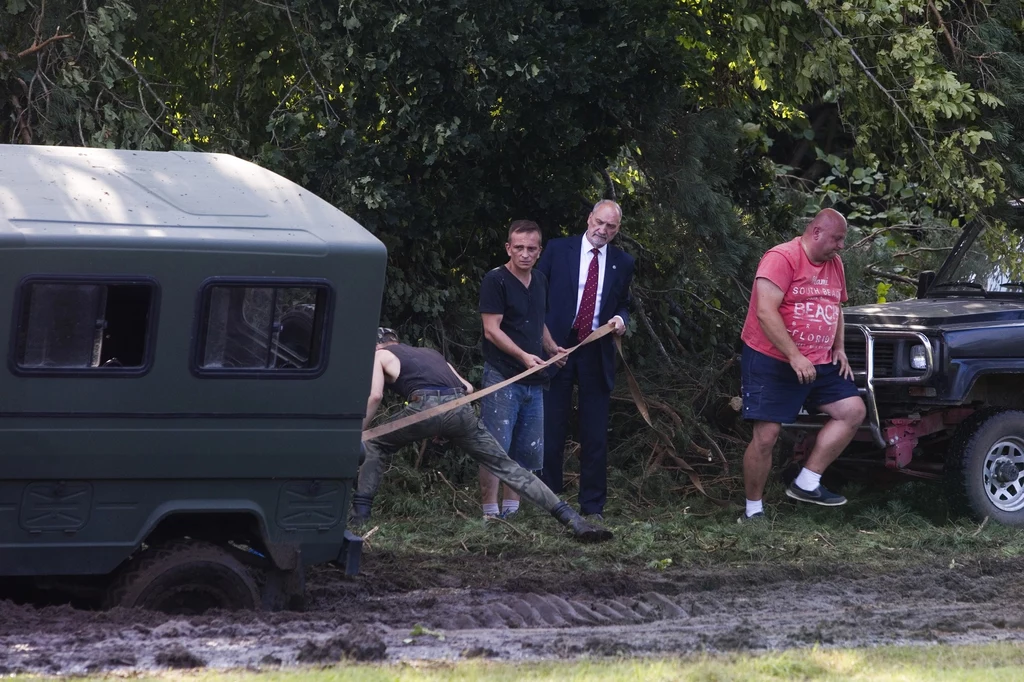 Minister zaangażował się w akcję ratowniczą