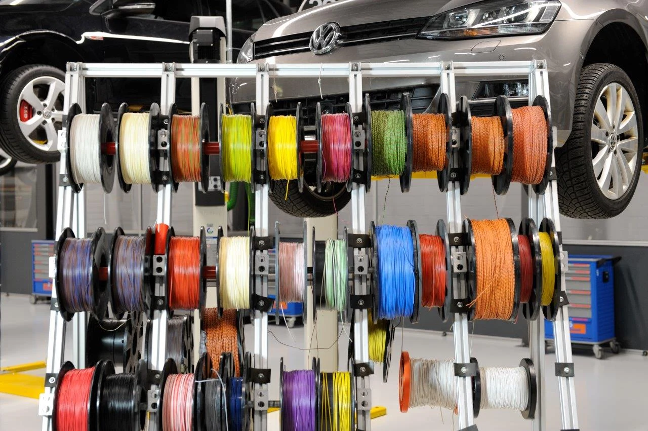 Wczoraj, dzisiaj i w przyszłości: przewody będą grały główną rolę również w Golfie następnej generacji Wczoraj, dzisiaj i w przyszłości: przewody będą grały główną rolę również w Golfie następnej generacji