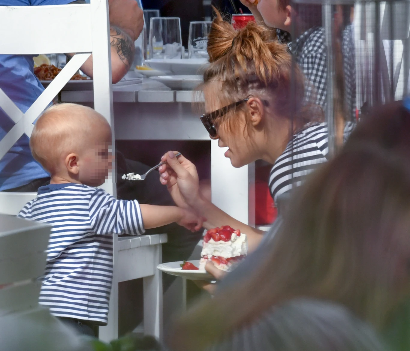 Maja Bohosiewicz karmi synka Zachary'ego tortem Maja Bohosiewicz karmi synka Zachary'ego tortem
