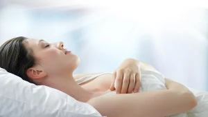 Do snu ułóż poduszki wyżej, a unikniesz zgagi.