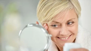 Trzy kosmetyczne triki, które powinna znać każda kobieta po 50. Gładka i promienna skóra każdego dnia