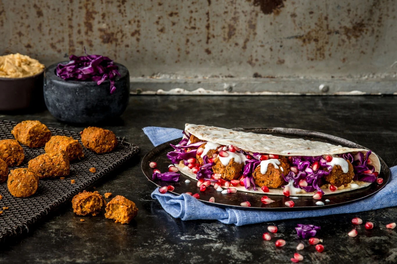 Kulki mięsne składają się z mięsa larw mączników, cebuli, czosnku, kolendry, pietruszki, soli i pieprzu Kulki mięsne składają się z mięsa larw mączników, cebuli, czosnku, kolendry, pietruszki, soli i pieprzu