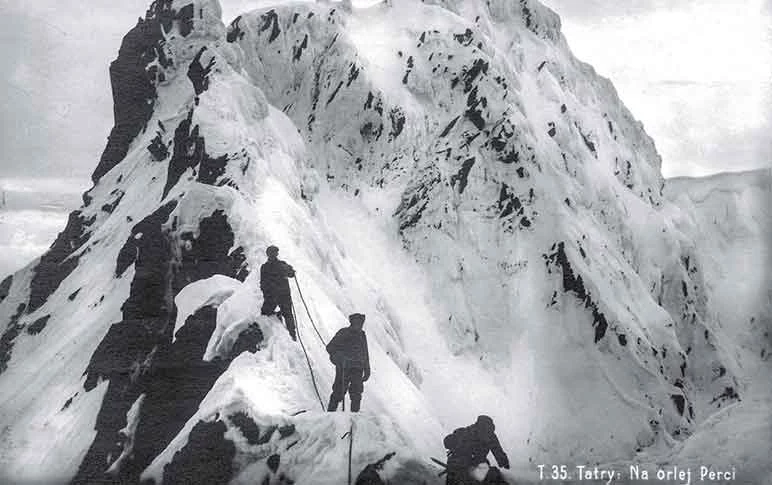Tatry. Na Orlej Perci, Księgarnia Podhalańska, ok. 1914 – z albumu „O tatrzańskich pocztówkach” wydanego nakładem Tatrzańskiego Parku Narodowego Tatry. Na Orlej Perci, Księgarnia Podhalańska, ok. 1914 – z albumu „O tatrzańskich pocztówkach” wydanego nakładem Tatrzańskiego Parku Narodowego