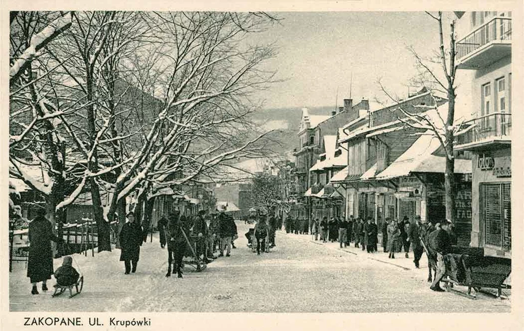 Zakopane. Ul. Krupówki, wyd. R.T., 1937 – z albumu „O tatrzańskich pocztówkach” Zakopane. Ul. Krupówki, wyd. R.T., 1937 – z albumu „O tatrzańskich pocztówkach”