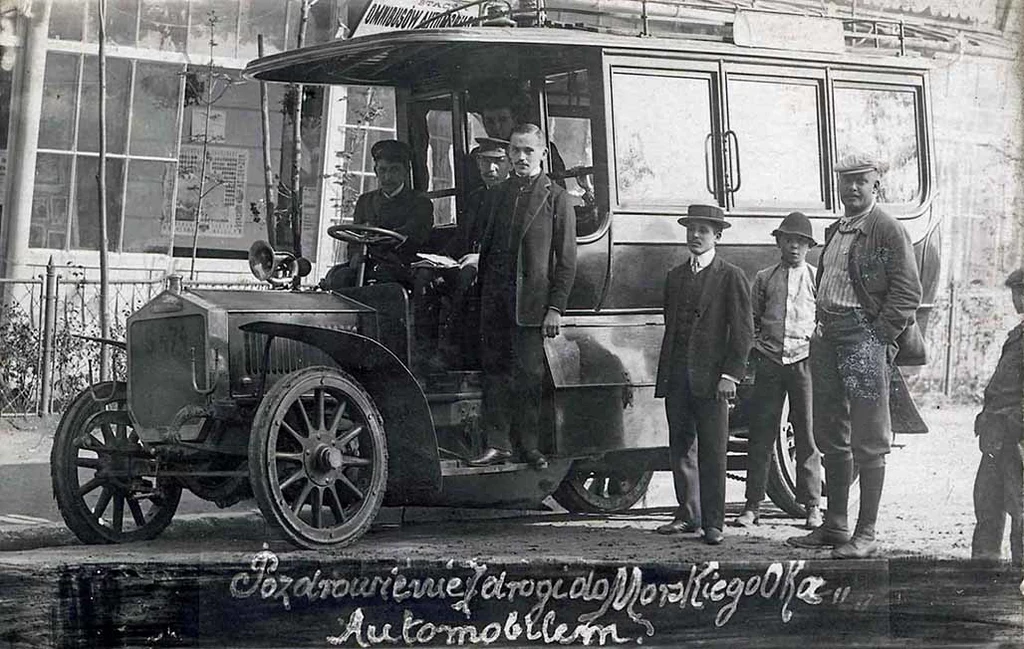 Pozdrowienie z drogi do Morskiego Oka automobilem, wyd. N.N., lata 20. XX w. – z albumu „O tatrzańskich pocztówkach” wydanego nakładem Tatrzańskiego Parku Narodowego Pozdrowienie z drogi do Morskiego Oka automobilem, wyd. N.N., lata 20. XX w. – z albumu „O tatrzańskich pocztówkach” wydanego nakładem Tatrzańskiego Parku Narodowego