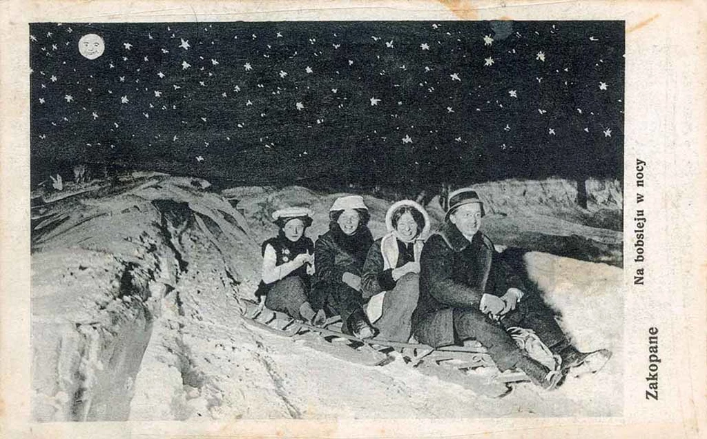 Zakopane. Na bobsleju w nocy, J. F. J. Komendziński, ok. 1910– z albumu „O tatrzańskich pocztówkach” wydanego nakładem Tatrzańskiego Parku Narodowego Zakopane. Na bobsleju w nocy, J. F. J. Komendziński, ok. 1910– z albumu „O tatrzańskich pocztówkach” wydanego nakładem Tatrzańskiego Parku Narodowego