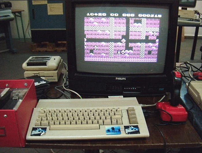 Commodore 64 z odtwarzaczem kaset i joystickiem - marzenie wielu młodych ludzi na przełomie lat 80 i 90