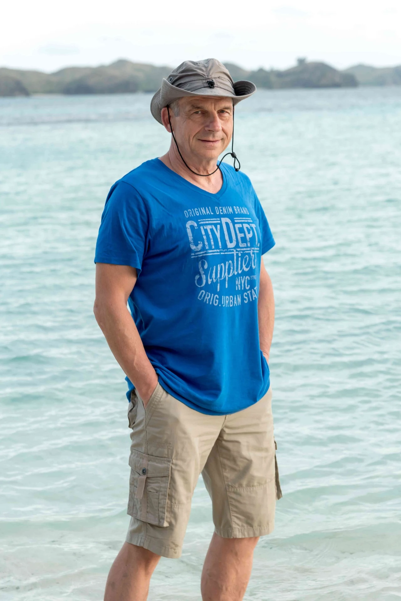 Grzegorz Morawski jest najstarszym uczestnikiem w programie. Ma 63 lata i jest inżynierem mechanikiem z Nowej Wsi koło Warszawy. Ma żonę, dwie dorosłe córki i czwórkę wnucząt. Survivalowiec – sześć razy brał udział w spływach rzekami Syberii, wspinał się w górach, skakał ze spadochronem, podczas zimowych wypraw nocował na lodzie. Jest morsem. Codziennie dojeżdża do pracy rowerem pokonując 40 km. Świetnie pływa.