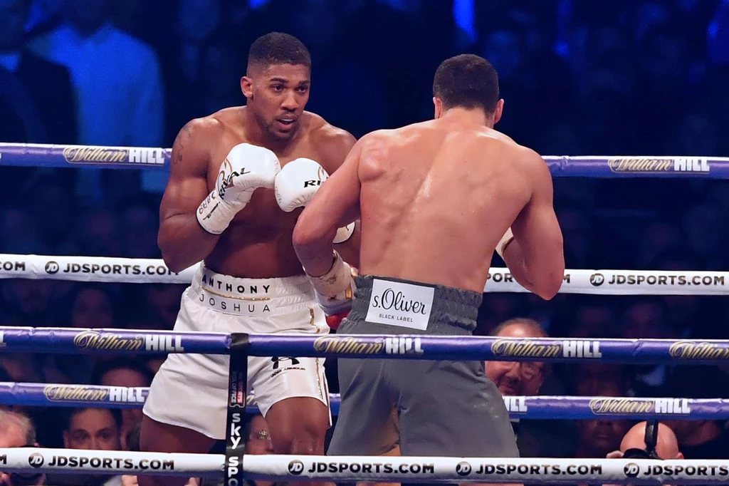 Anthony Joshua (z lewej) w walce z Władymirem Kliczką