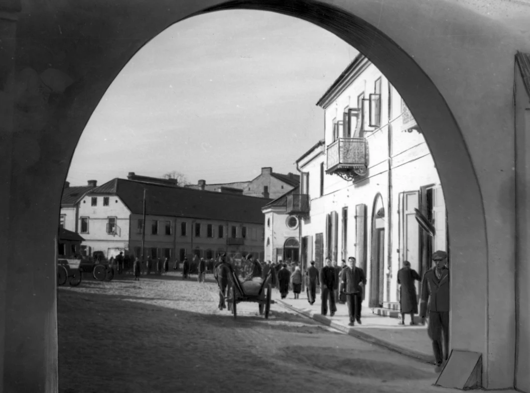 Widok na radomskie getto przez bramę wjazdową Widok na radomskie getto przez bramę wjazdową