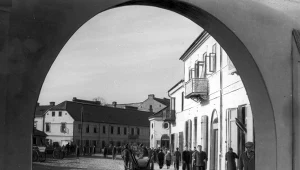 Widok na radomskie getto przez bramę wjazdową