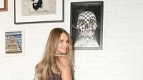 Elle Macpherson w galerii sztuki