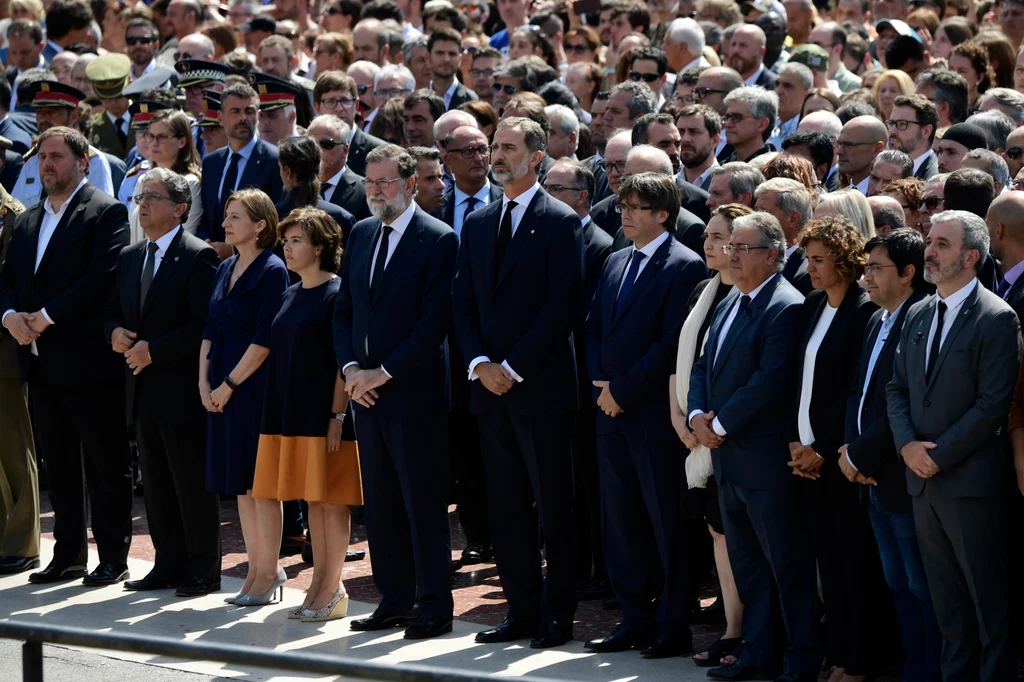 Przedstawiciele hiszpańskiego rządu, z królem Filipem VI podczas minuty ciszy na Plaza de Catalunya. Przedstawiciele hiszpańskiego rządu, z królem Filipem VI podczas minuty ciszy na Plaza de Catalunya.