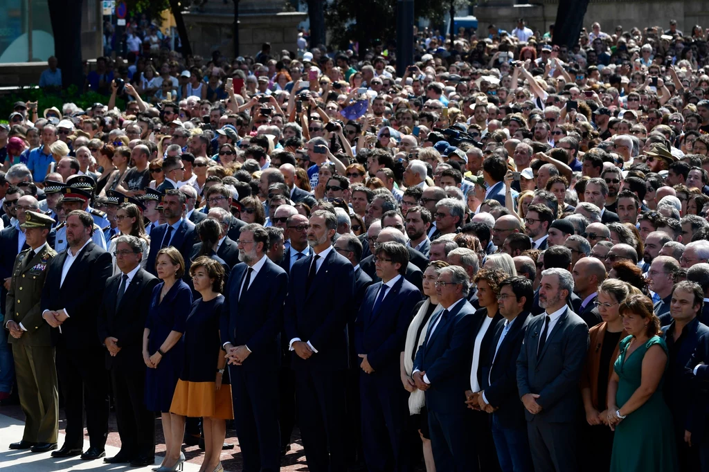 Przedstawiciele hiszpańskiego rządu, z królem Filipem VI podczas minuty ciszy na Plaza de Catalunya. Przedstawiciele hiszpańskiego rządu, z królem Filipem VI podczas minuty ciszy na Plaza de Catalunya.