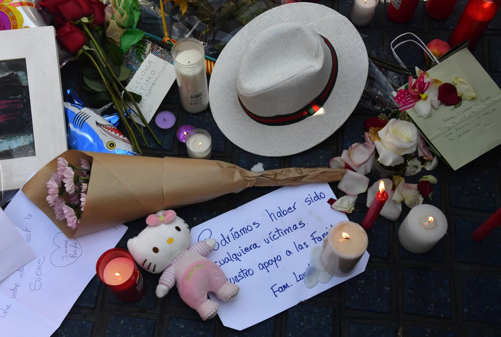 Wzdłuż alei Las Ramblas, gdzie samochód wjechał w turystów, ustawiono kwiaty i pamiątki, które mają przypominać o ofiarach aktu terroryzmu Wzdłuż alei Las Ramblas, gdzie samochód wjechał w turystów, ustawiono kwiaty i pamiątki, które mają przypominać o ofiarach aktu terroryzmu