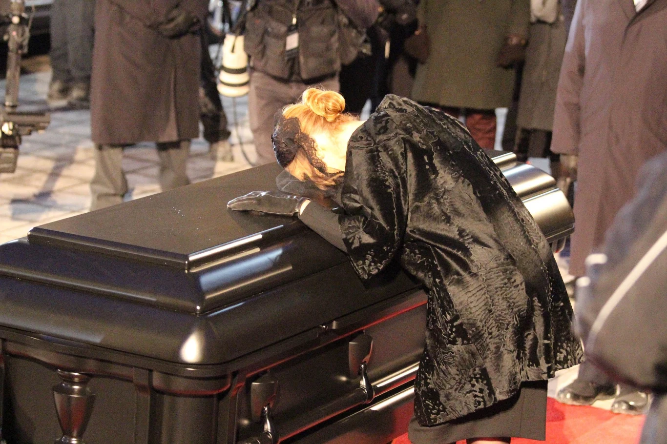 Celine nad trumną męża Celine nad trumną męża