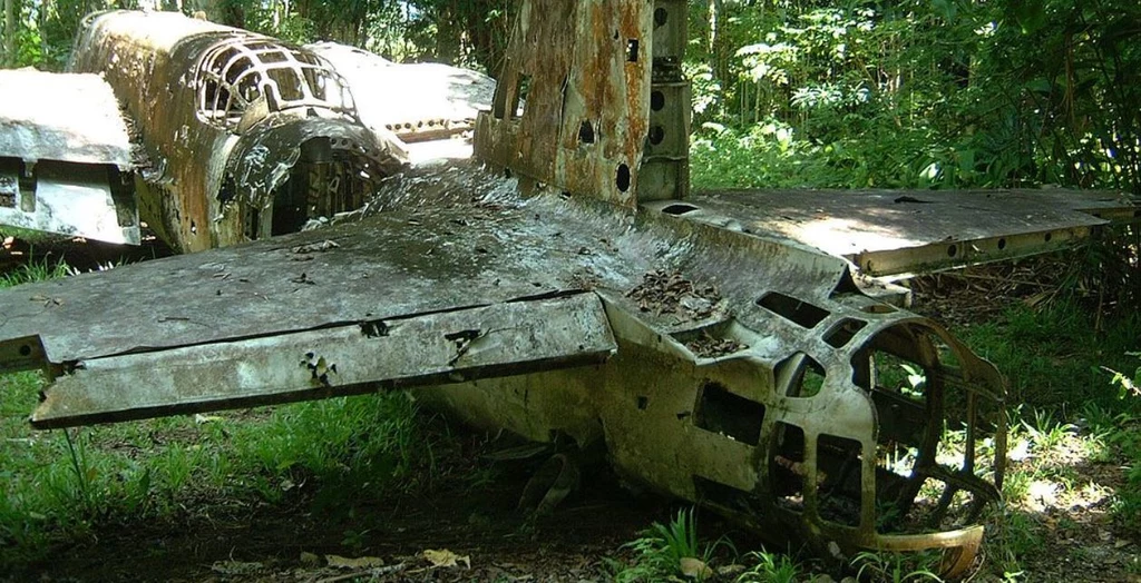 Porzucony na lotnisku polowym bombowiec Nakajima Ki-49 "Hellen"