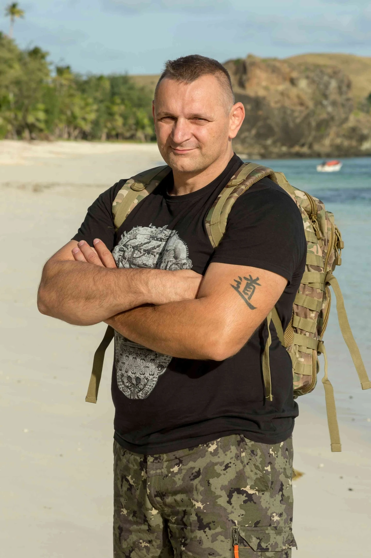 Maciej Klotz  45 – letni przedstawiciel handlowy z Bydgoszczy.  Od 14 lat żonaty, ma dwie córki, którym nie potrafi niczego odmówić. Od dziecka trenował judo, był nawet mistrzem Polski juniorów młodszych. Obecnie jeździ rowerem, uprawia sporty walki, wspina się w górach i gra w rugby w II ligowym klubie Alfa Bydgoszcz. W wieku 22 lat wsiadł na motocykl i wyruszył do Australii... dotarł niestety tylko do Egiptu.