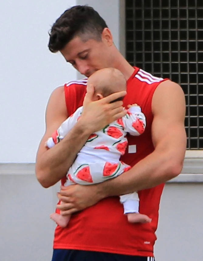 Robert Lewandowski z córką Klarą Robert Lewandowski z córką Klarą