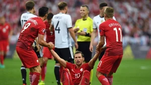 Grzegorz Krychowiak (w środku) może liczyć na Kamila Grosickiego (z prawej) i Roberta Lewandowskiego