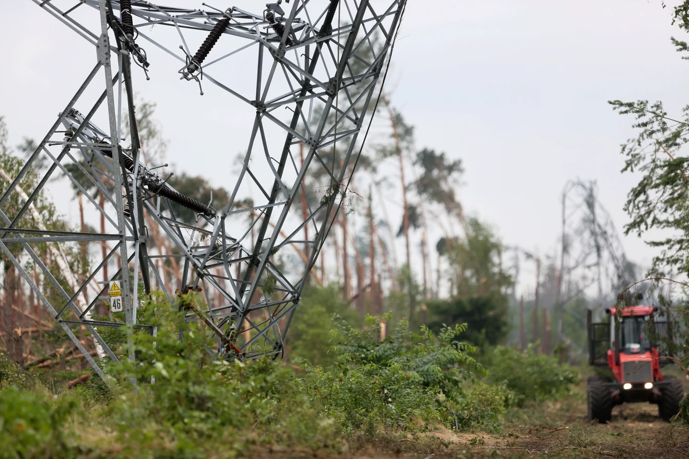 Zniszczony słup energetyczny w okolicy miejscowości Rytel Zniszczony słup energetyczny w okolicy miejscowości Rytel