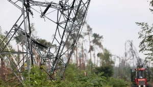 Zniszczony słup energetyczny w okolicy miejscowości Rytel