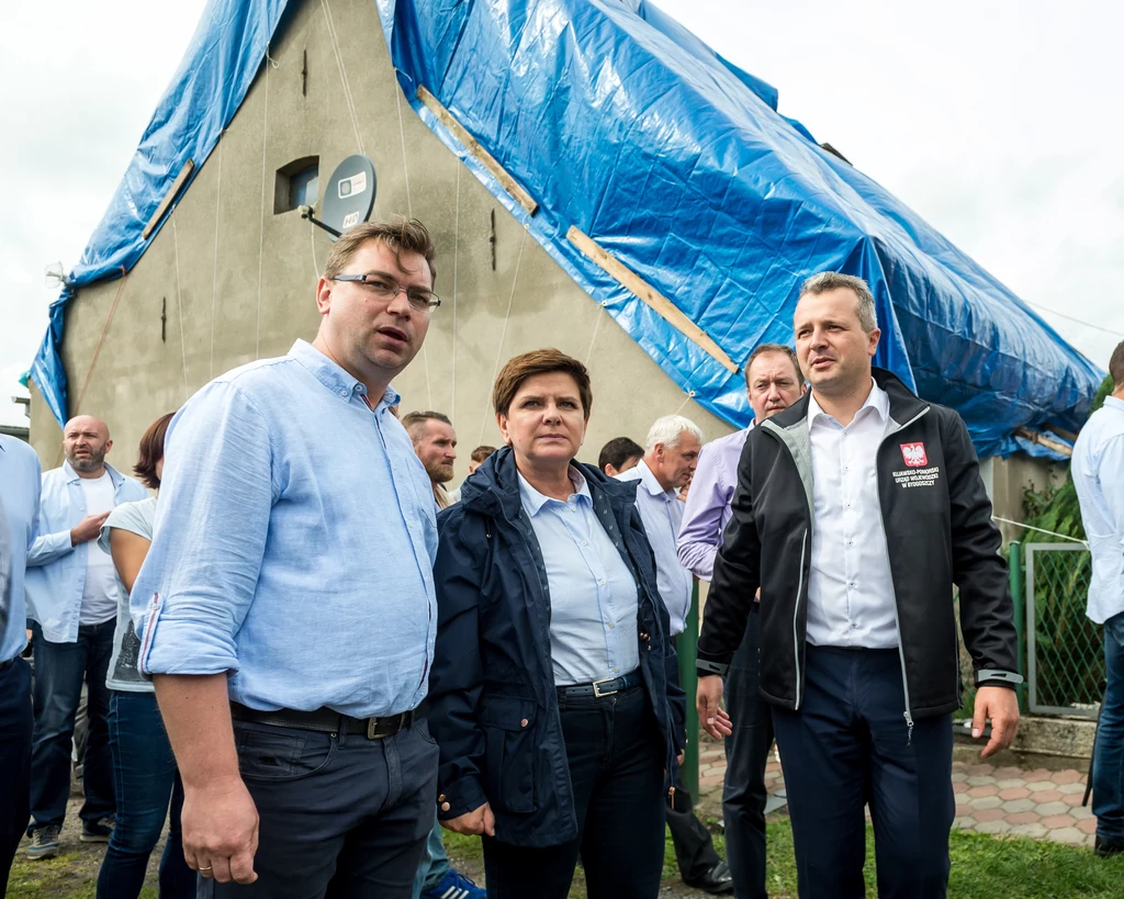 Premier Beata Szydło podczas wizyty u poszkodowanej przez nawałnicę rodziny państwa Góreckich, w Małej Kloni koło Gostycyna; zdj. ilustracyjne Premier Beata Szydło podczas wizyty u poszkodowanej przez nawałnicę rodziny państwa Góreckich, w Małej Kloni koło Gostycyna; zdj. ilustracyjne