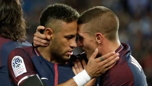 Neymar (z lewej) z Marco Verrattim świętuje zdobycie bramki