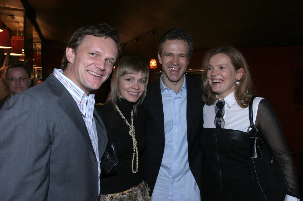 Cezary Pazura z ówczesną żoną Weroniką Marczuk- Pazura i Radek Pazura z Dorotą Chotecką w 2005 roku  Cezary Pazura z ówczesną żoną Weroniką Marczuk- Pazura i Radek Pazura z Dorotą Chotecką w 2005 roku