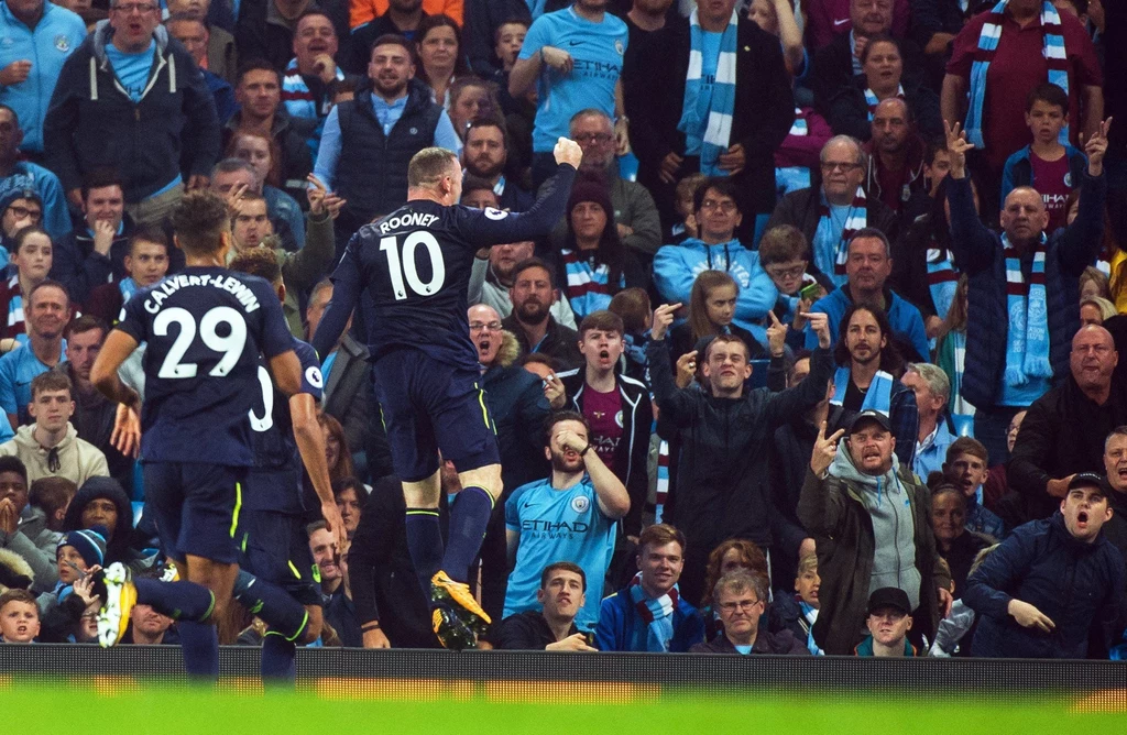 Wayne Rooney świętuje gola przed wściekłymi fanami Manchesteru City